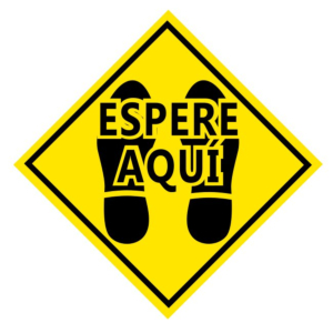 SEÑAL ADHESIVA PARA SUELO "ESPERE AQUÍ" 30 X 30 CM.